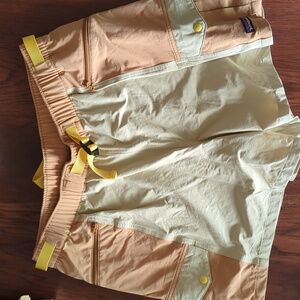 Patagonia women Shorts Khaki Brown belted with pockets large